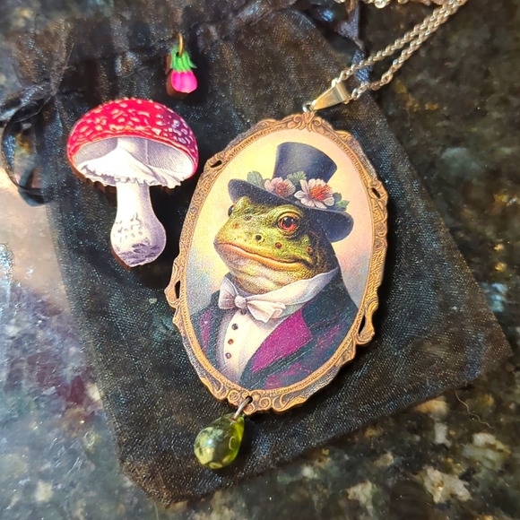 NWT: DEAR PRUDENCE of BERLIN necklace & brooch set 🍄🐸 TOAD & TOADSTOOL 🐸🍄! - Picture 3 of 8